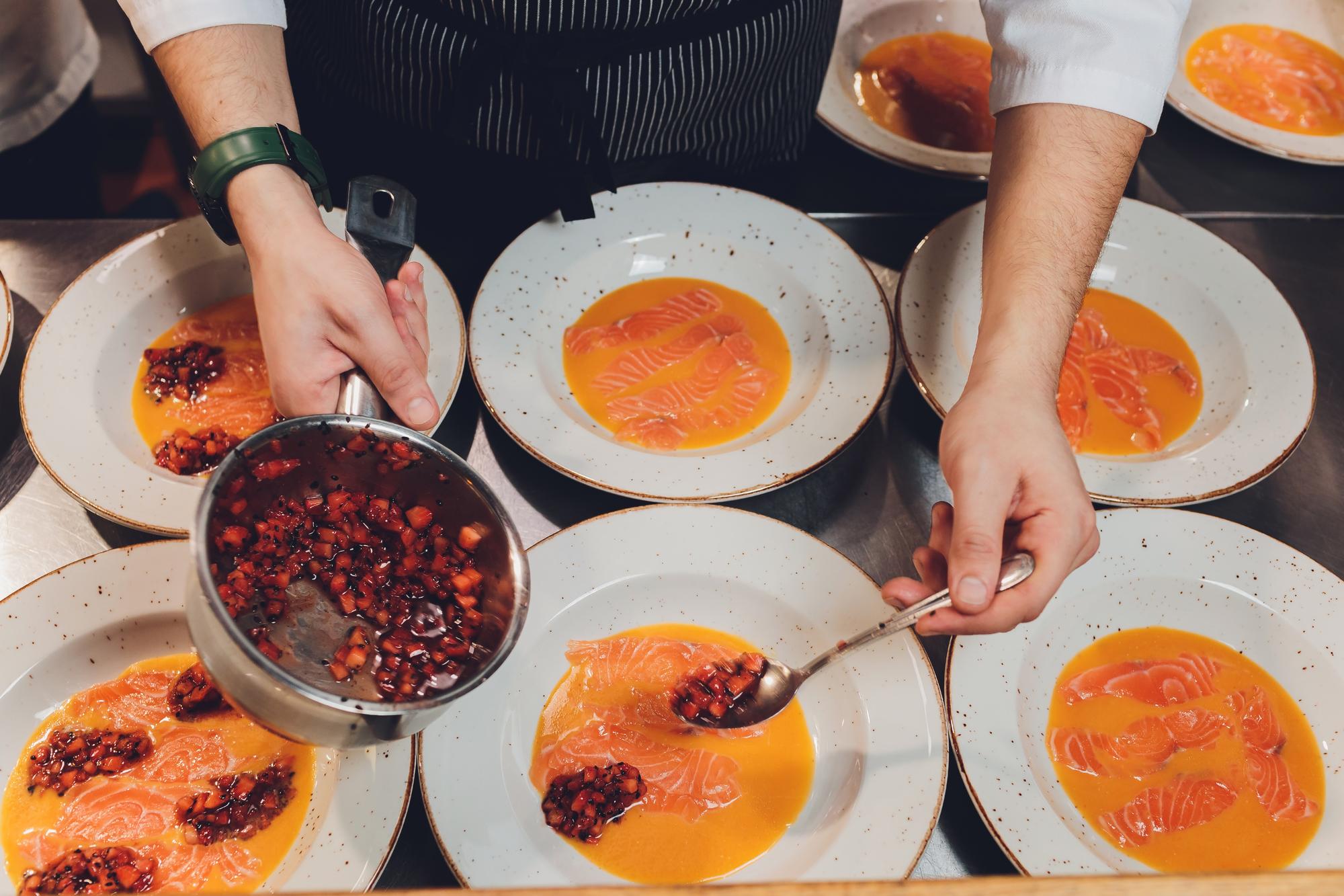 atelier culinar cu echipă tastând preparate noi